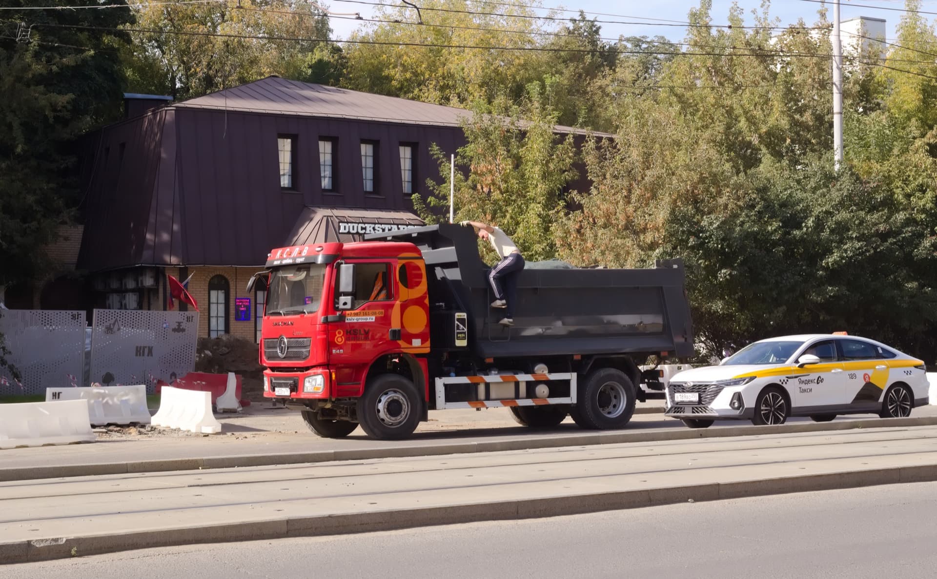 Shacman L3000 at roadworks in Moscow