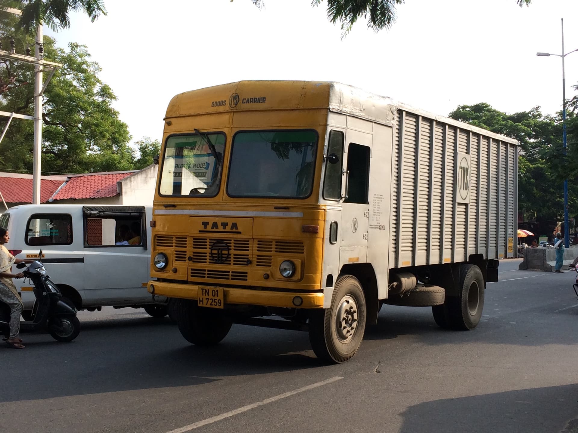Tata 1210 SE full-bodied goods truck