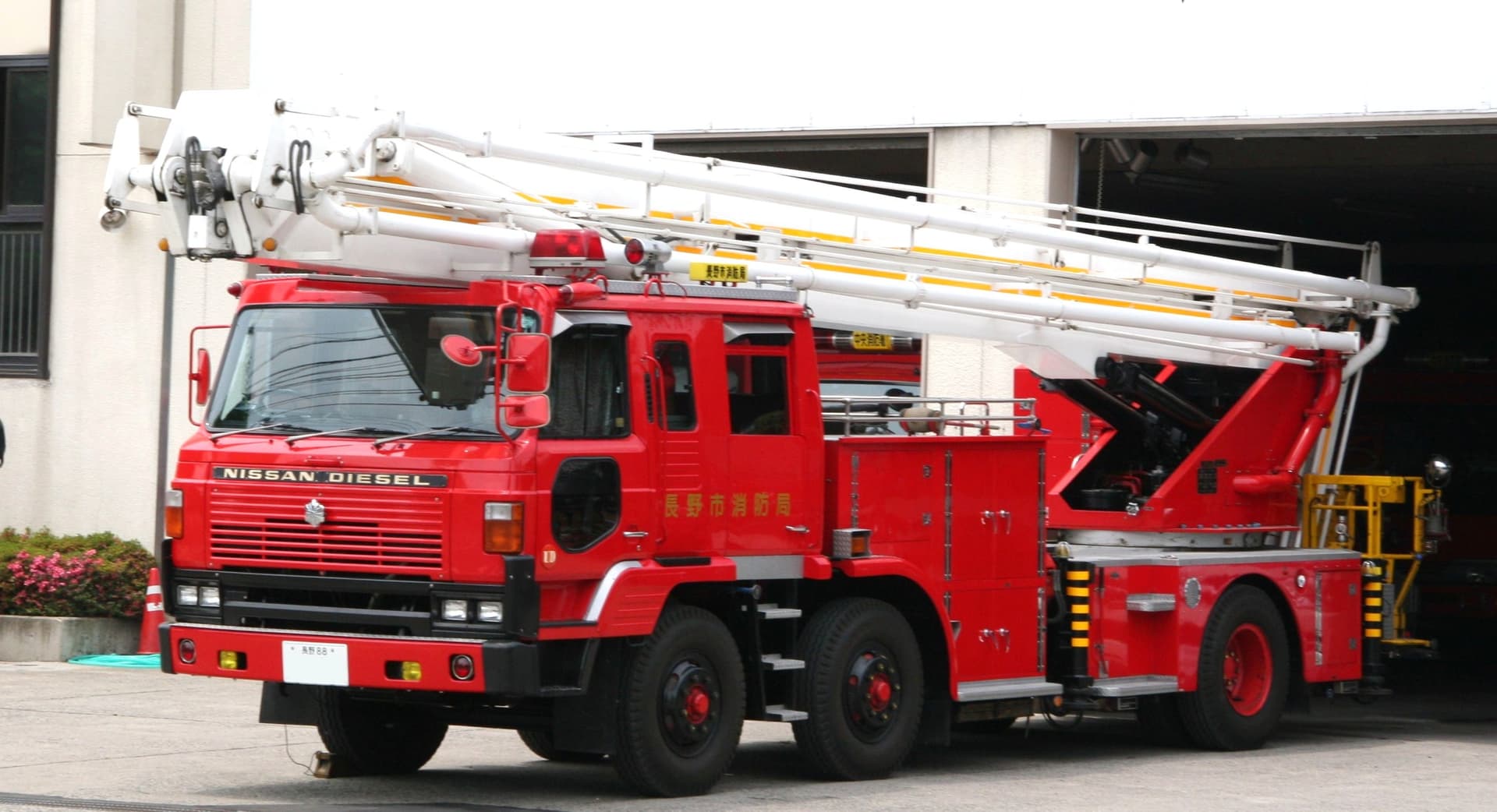 Nissan Diesel Resona fire engine
