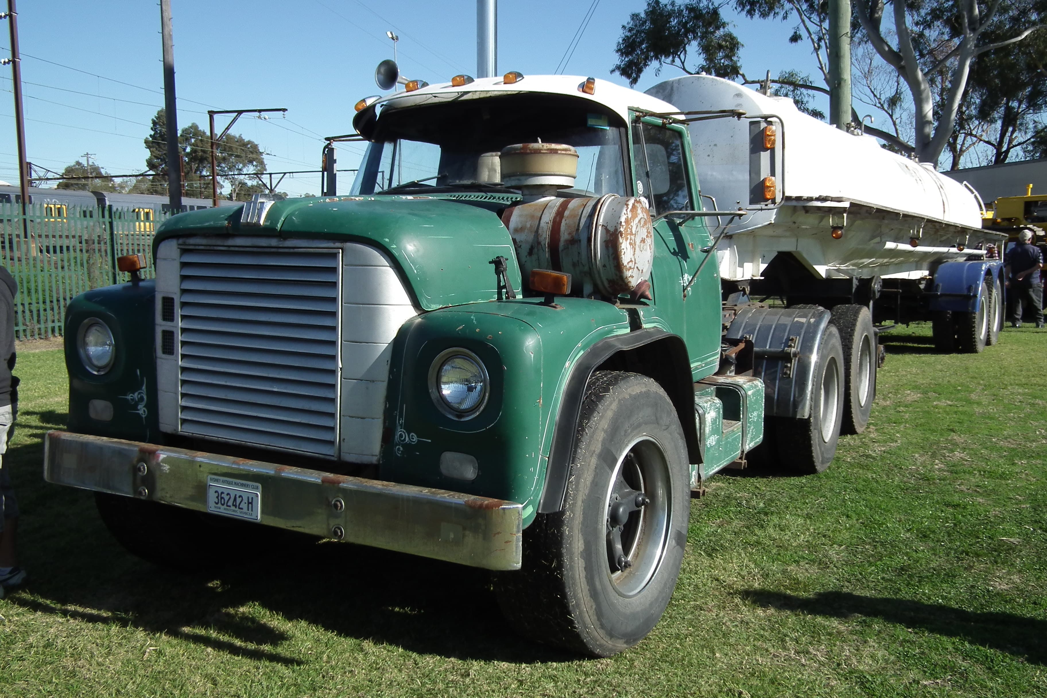 1969 International Loadstar 1800 prime mover (5987209170)