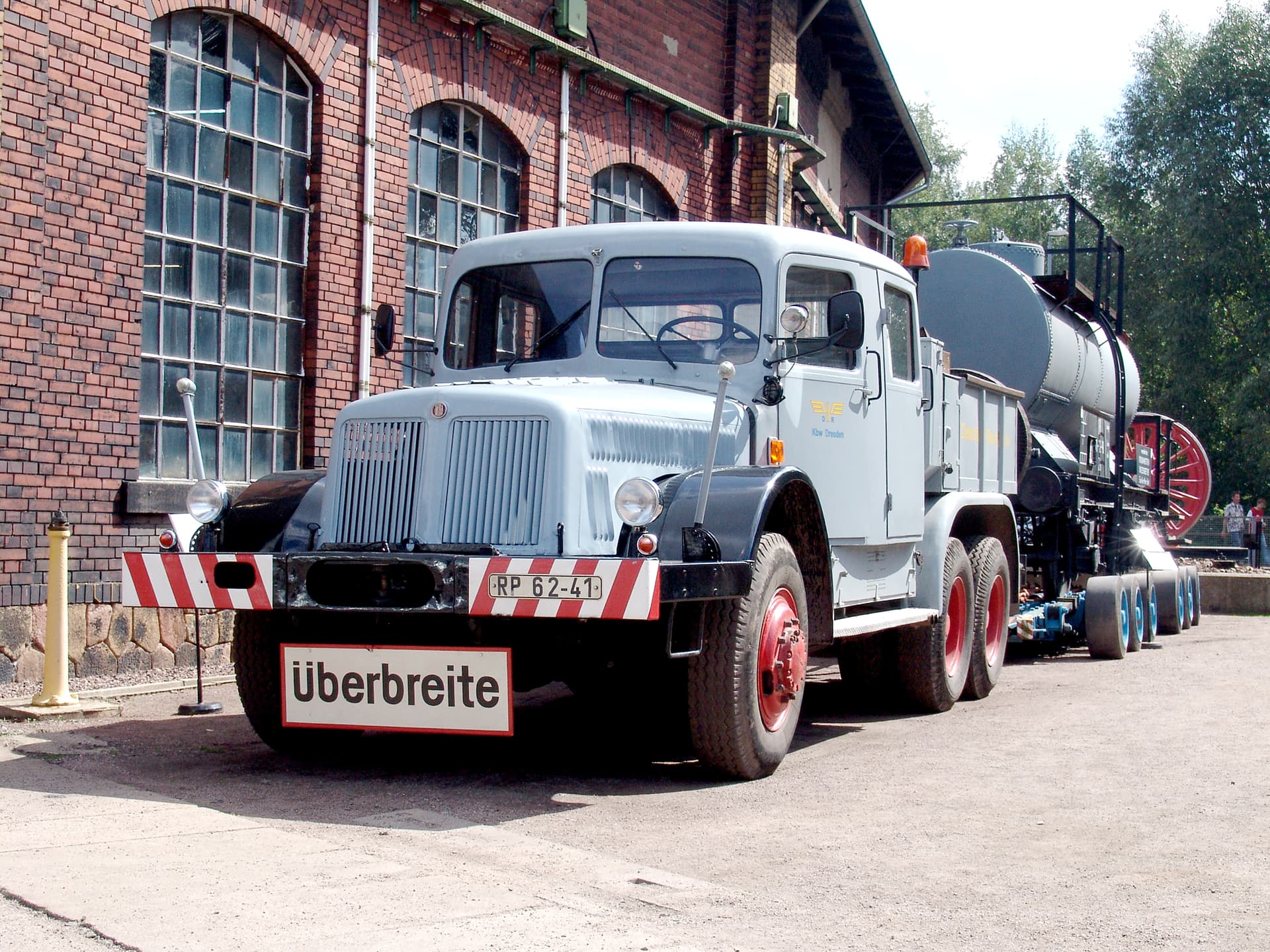 Tatra 141 heavy-duty tractor