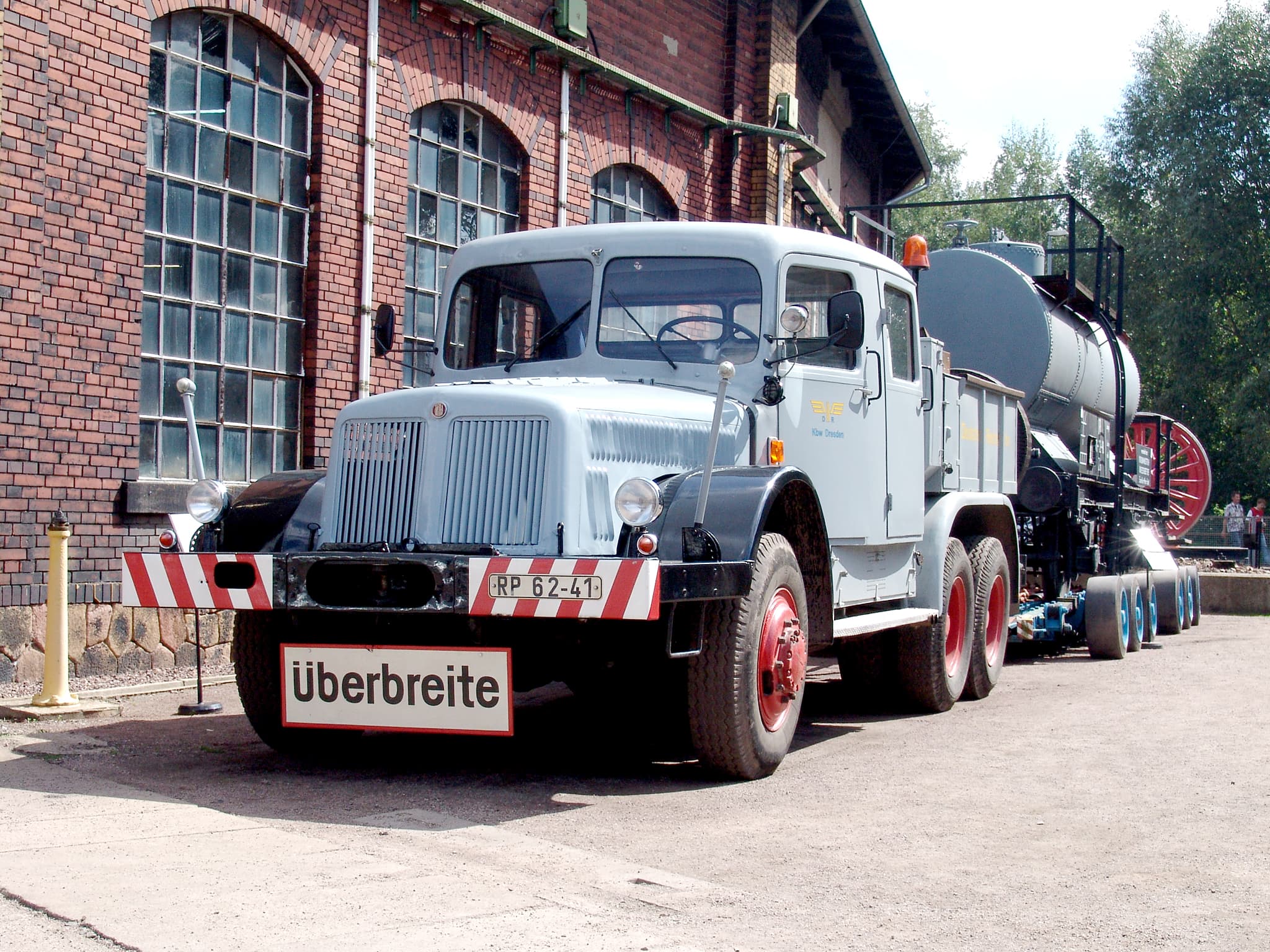 Tatra 141 heavy-duty tractor